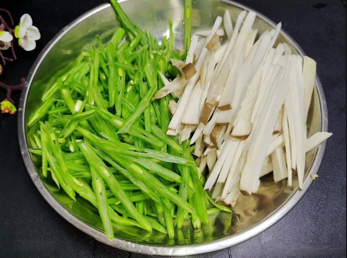 M&oacute;n n&agrave;y cực hợp trong bữa cơm m&ugrave;a h&egrave;, chỉ cần trộn th&ocirc;i m&agrave; thanh m&aacute;t gi&ograve;n ngon tuyệt vị - Ảnh 1.