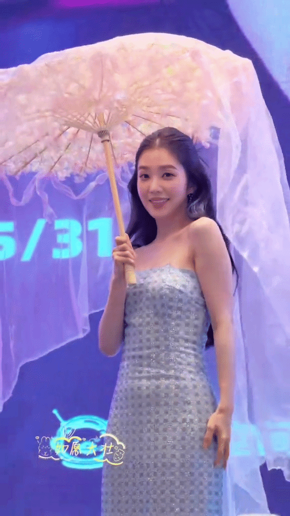 Nữ thần cả đời kh&ocirc;ng biết mặc xấu l&agrave; g&igrave;: Vĩnh viễn l&agrave; ngoại lệ của showbiz - Ảnh 1.