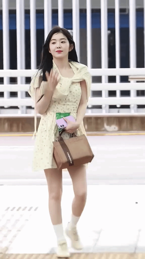 Nữ thần cả đời kh&ocirc;ng biết mặc xấu l&agrave; g&igrave;: Vĩnh viễn l&agrave; ngoại lệ của showbiz - Ảnh 4.