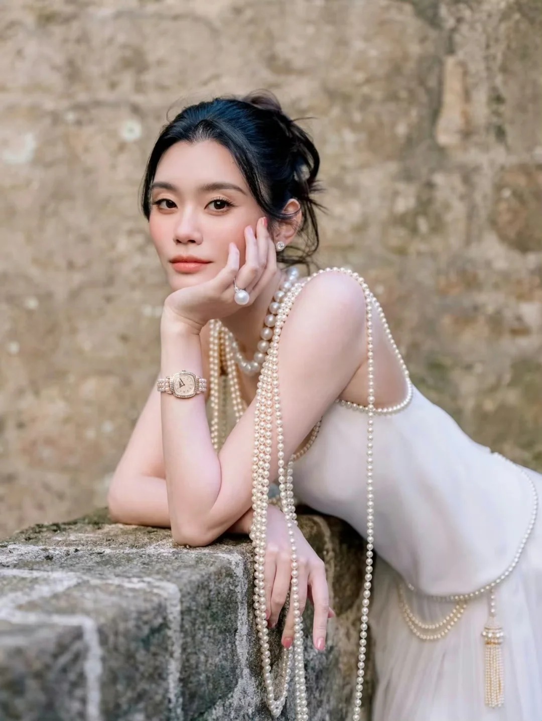 B&aacute;u vật ngọc trai của Hề Mộng Dao tại đ&aacute;m cưới địa chấn showbiz 2026 - Ảnh 1.