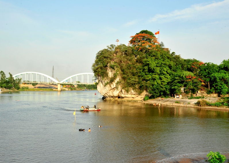 Kh&aacute;m ph&aacute; n&uacute;i Non Nước: Bảo t&agrave;ng văn học khắc tr&ecirc;n đ&aacute; tại Ninh B&igrave;nh năm 2026 - Ảnh 1.