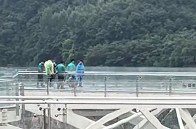 Cầu k&iacute;nh tr&ecirc;n kh&ocirc;ng cao h&agrave;ng trăm m&eacute;t nứt to&aacute;c, du kh&aacute;ch hoảng loạn - Ảnh 2.