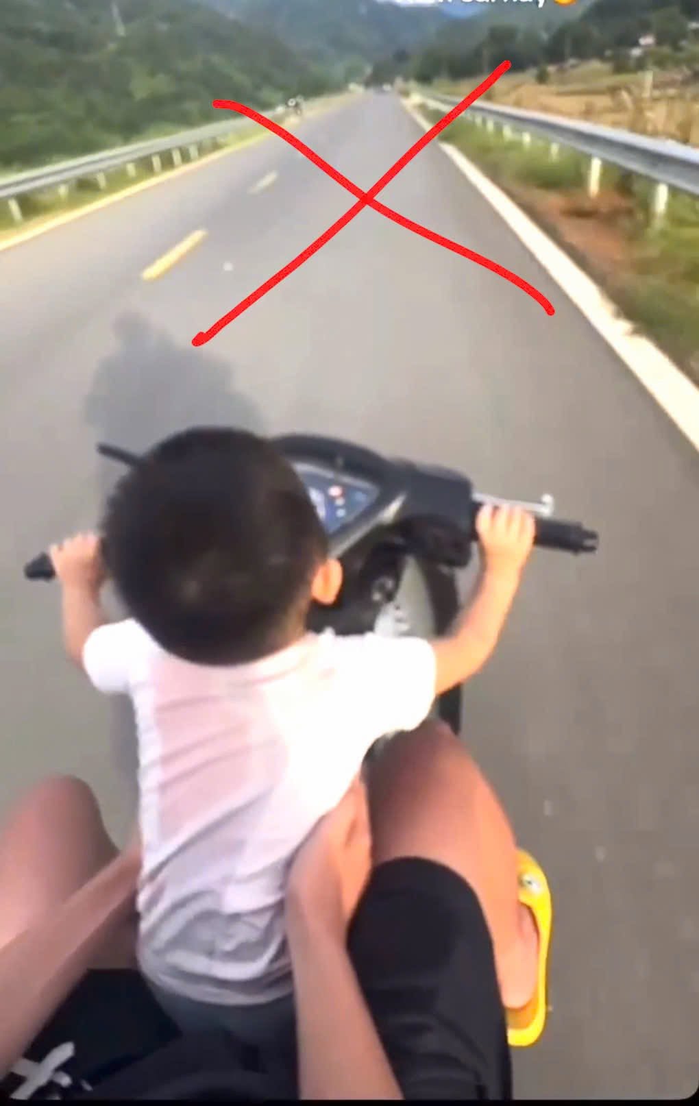 B&eacute; trai 2 tuổi cầm l&aacute;i xe m&aacute;y g&acirc;y bức x&uacute;c tại L&agrave;o Cai - Ảnh 1.