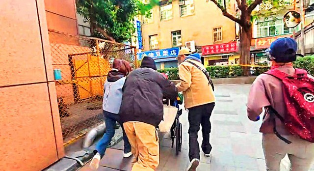 Cụ &ocirc;ng 102 tuổi đăng k&yacute; kết h&ocirc;n với nữ hộ l&yacute; sau 27 năm gắn b&oacute; g&acirc;y tranh c&atilde;i - Ảnh 4.