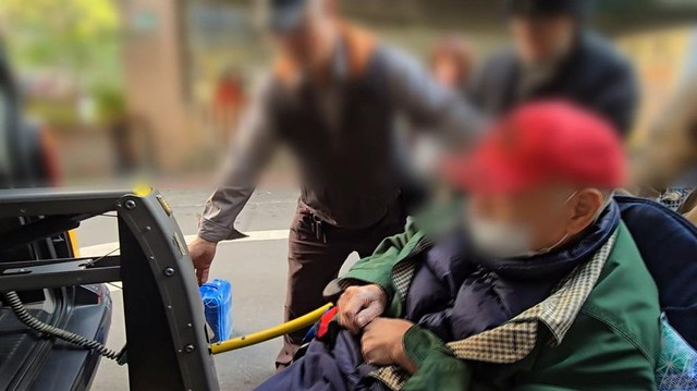Cụ &ocirc;ng 102 tuổi đăng k&yacute; kết h&ocirc;n với nữ hộ l&yacute; sau 27 năm gắn b&oacute; g&acirc;y tranh c&atilde;i - Ảnh 1.