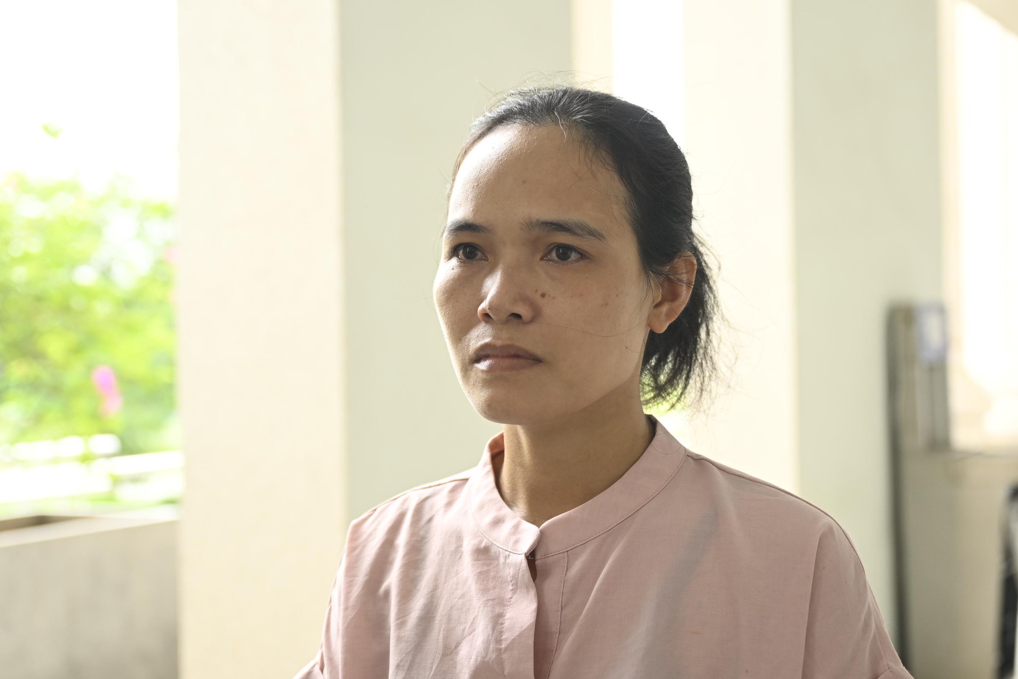 Tuy&ecirc;n &aacute;n 20 năm t&ugrave; cho t&agrave;i xế xe bồn c&aacute;n chết nữ sinh 15 tuổi: Khoảnh khắc cả ph&ograve;ng xử lặng đi - Ảnh 7.