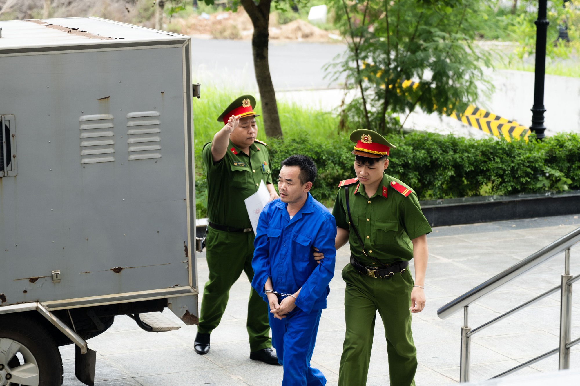 Tuy&ecirc;n &aacute;n 20 năm t&ugrave; cho t&agrave;i xế xe bồn c&aacute;n chết nữ sinh 15 tuổi: Khoảnh khắc cả ph&ograve;ng xử lặng đi - Ảnh 3.