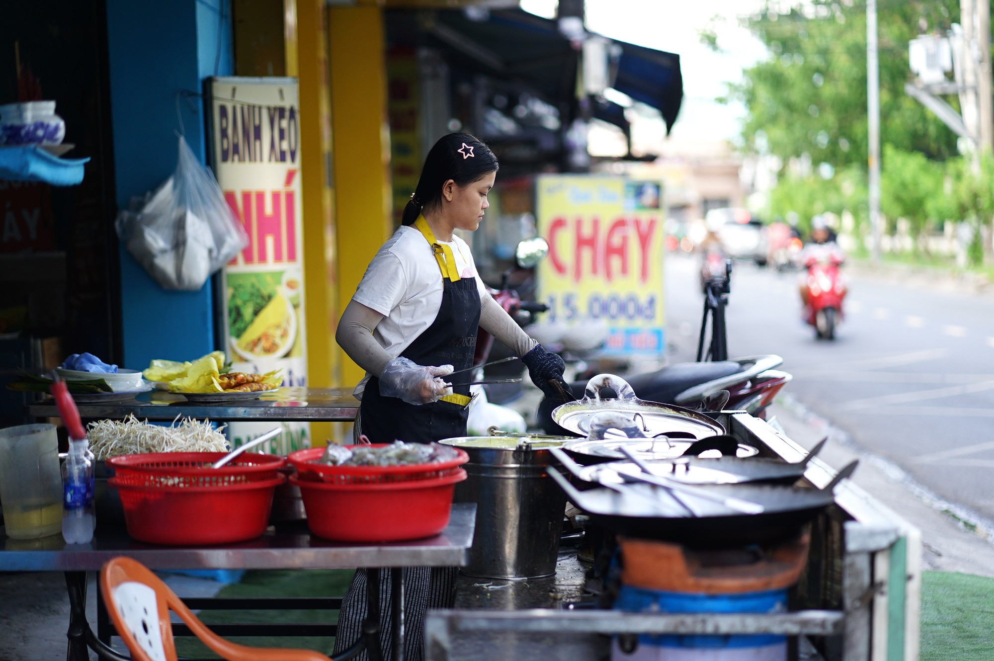 C&ocirc; b&eacute; nghỉ học b&aacute;n b&aacute;nh x&egrave;o để nu&ocirc;i em v&agrave; ước mơ x&acirc;y nh&agrave; cho &ocirc;ng b&agrave; - Ảnh 2.