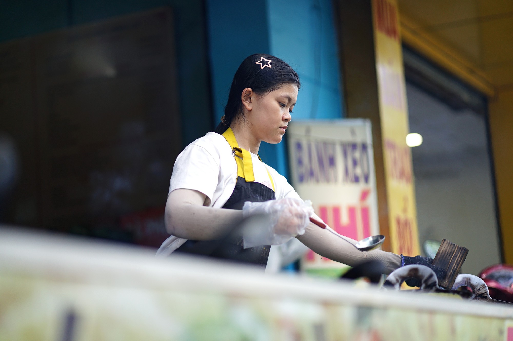 C&ocirc; b&eacute; nghỉ học b&aacute;n b&aacute;nh x&egrave;o để nu&ocirc;i em v&agrave; ước mơ x&acirc;y nh&agrave; cho &ocirc;ng b&agrave; - Ảnh 6.