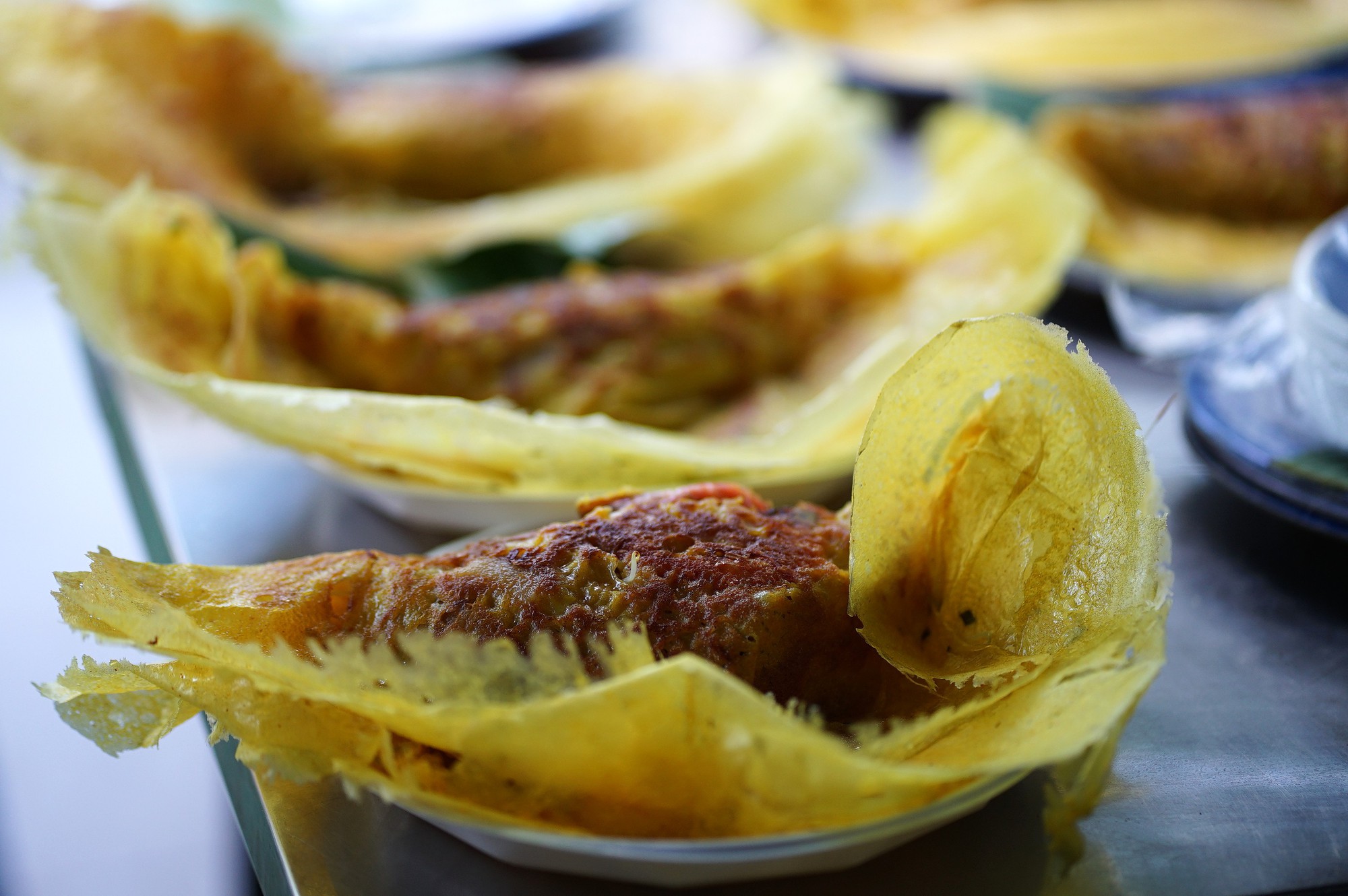 C&ocirc; b&eacute; nghỉ học b&aacute;n b&aacute;nh x&egrave;o để nu&ocirc;i em v&agrave; ước mơ x&acirc;y nh&agrave; cho &ocirc;ng b&agrave; - Ảnh 4.