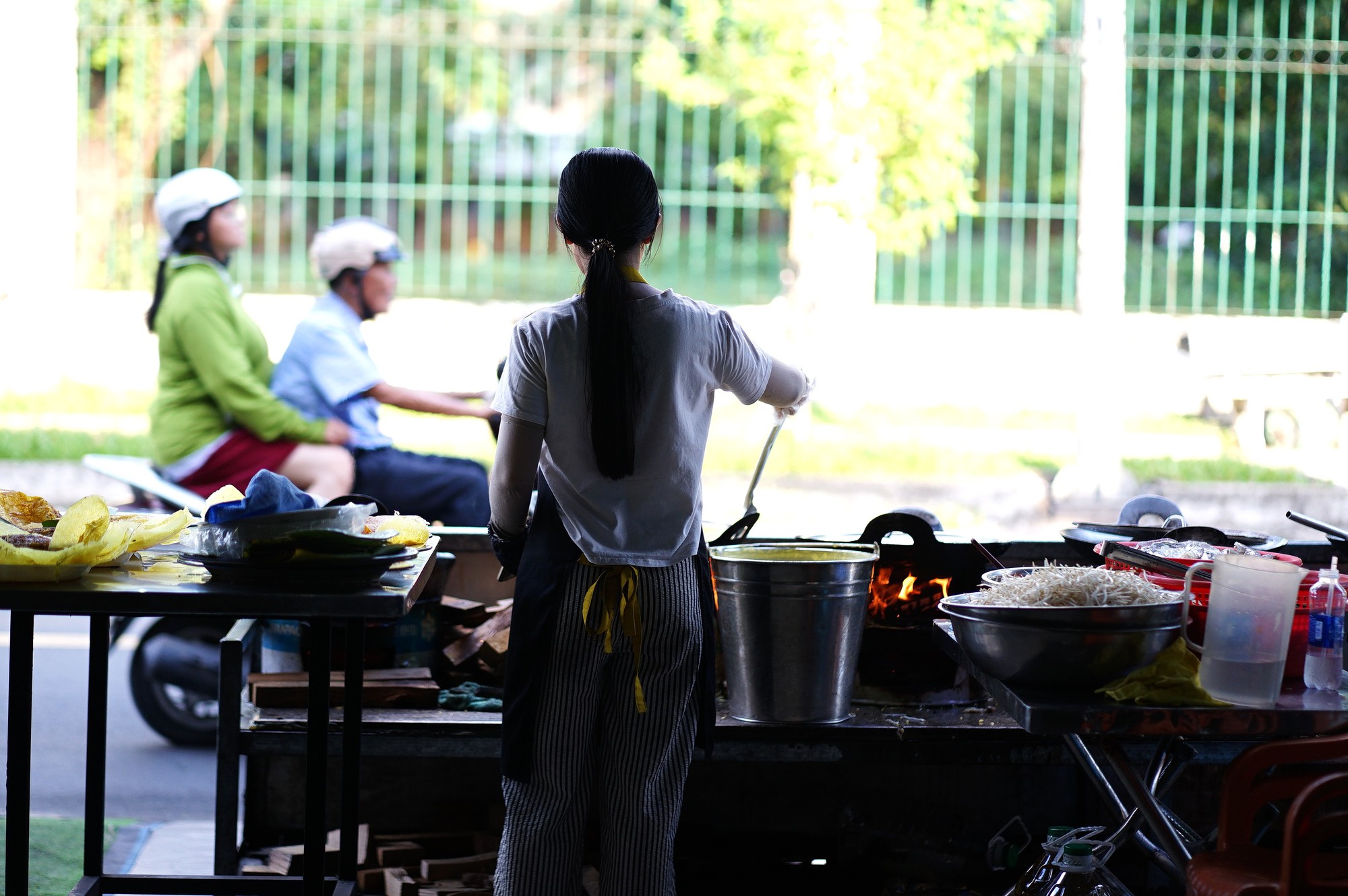 C&ocirc; b&eacute; nghỉ học b&aacute;n b&aacute;nh x&egrave;o để nu&ocirc;i em v&agrave; ước mơ x&acirc;y nh&agrave; cho &ocirc;ng b&agrave; - Ảnh 8.