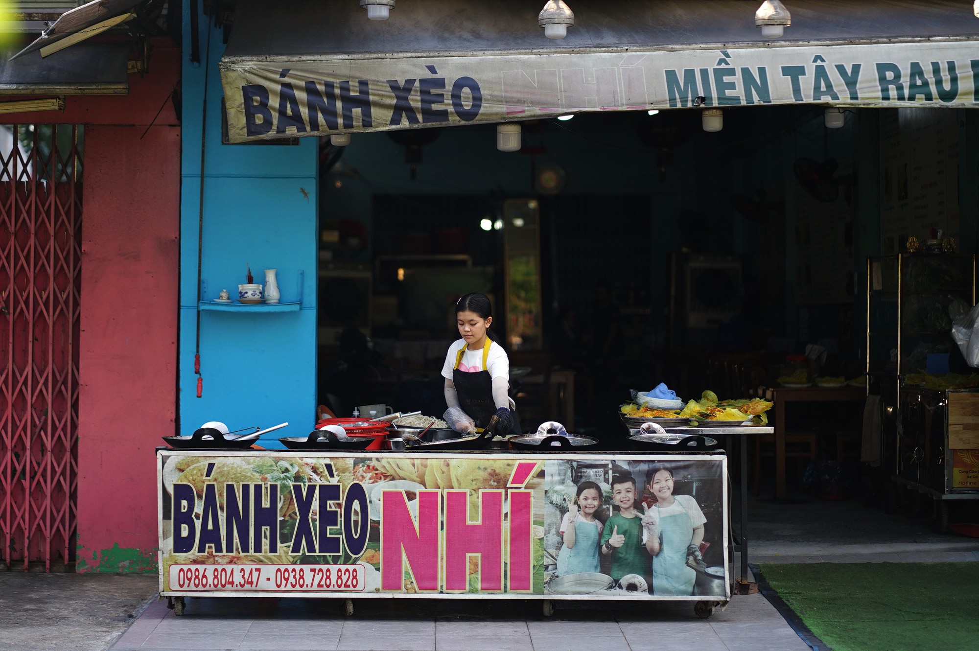 C&ocirc; b&eacute; nghỉ học b&aacute;n b&aacute;nh x&egrave;o để nu&ocirc;i em v&agrave; ước mơ x&acirc;y nh&agrave; cho &ocirc;ng b&agrave; - Ảnh 1.