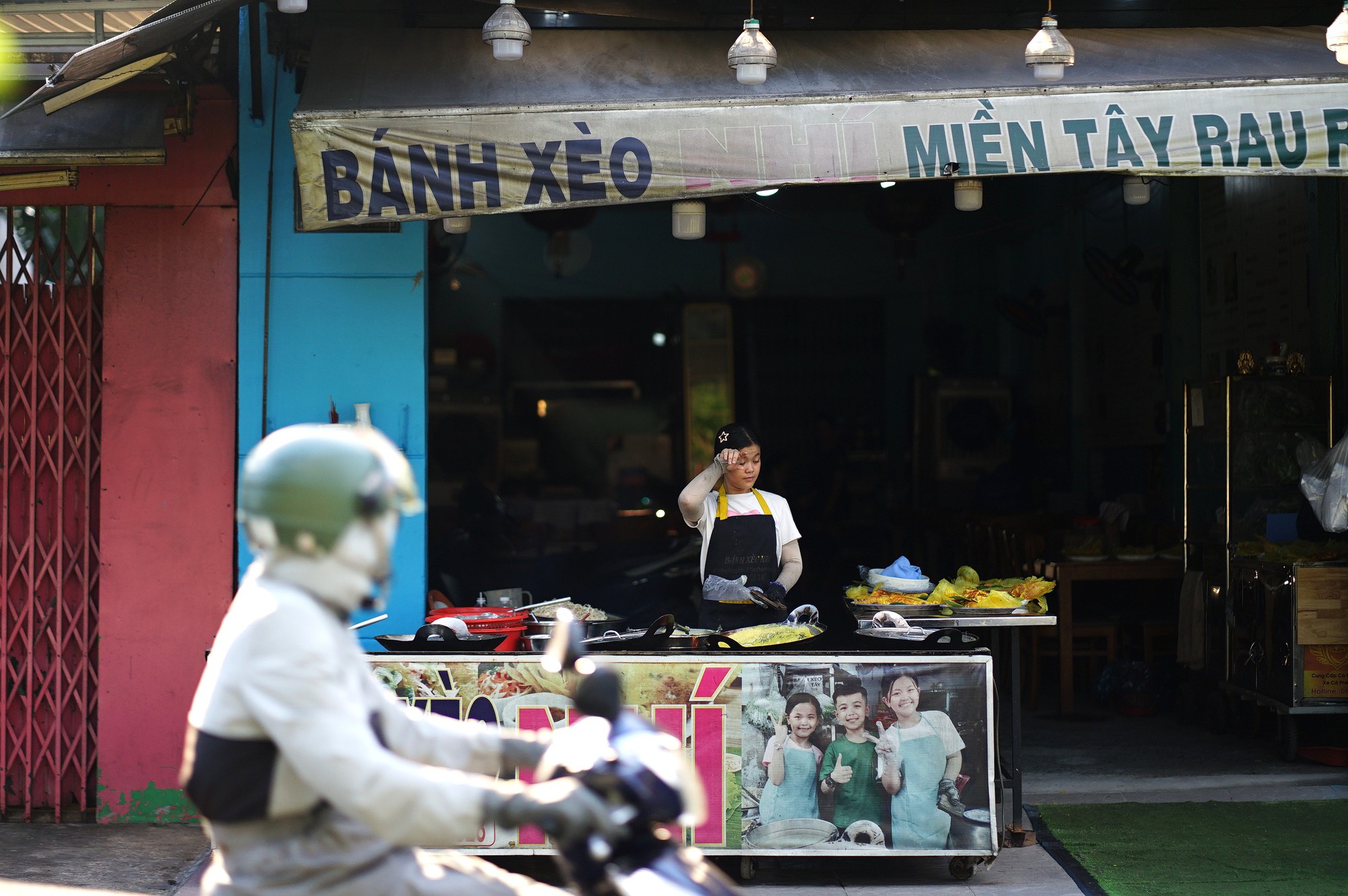 C&ocirc; b&eacute; nghỉ học b&aacute;n b&aacute;nh x&egrave;o để nu&ocirc;i em v&agrave; ước mơ x&acirc;y nh&agrave; cho &ocirc;ng b&agrave; - Ảnh 9.
