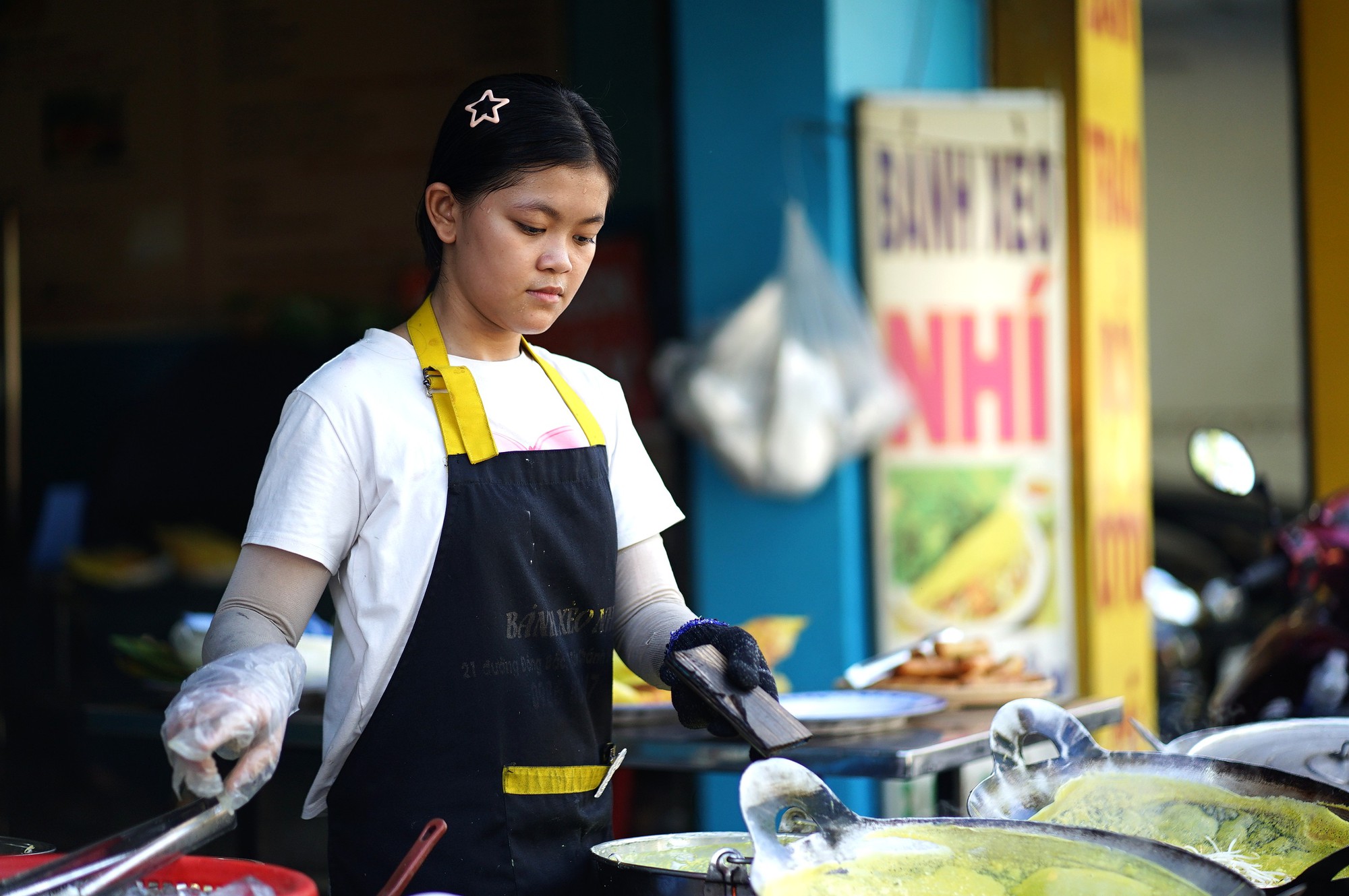 C&ocirc; b&eacute; nghỉ học b&aacute;n b&aacute;nh x&egrave;o để nu&ocirc;i em v&agrave; ước mơ x&acirc;y nh&agrave; cho &ocirc;ng b&agrave; - Ảnh 3.