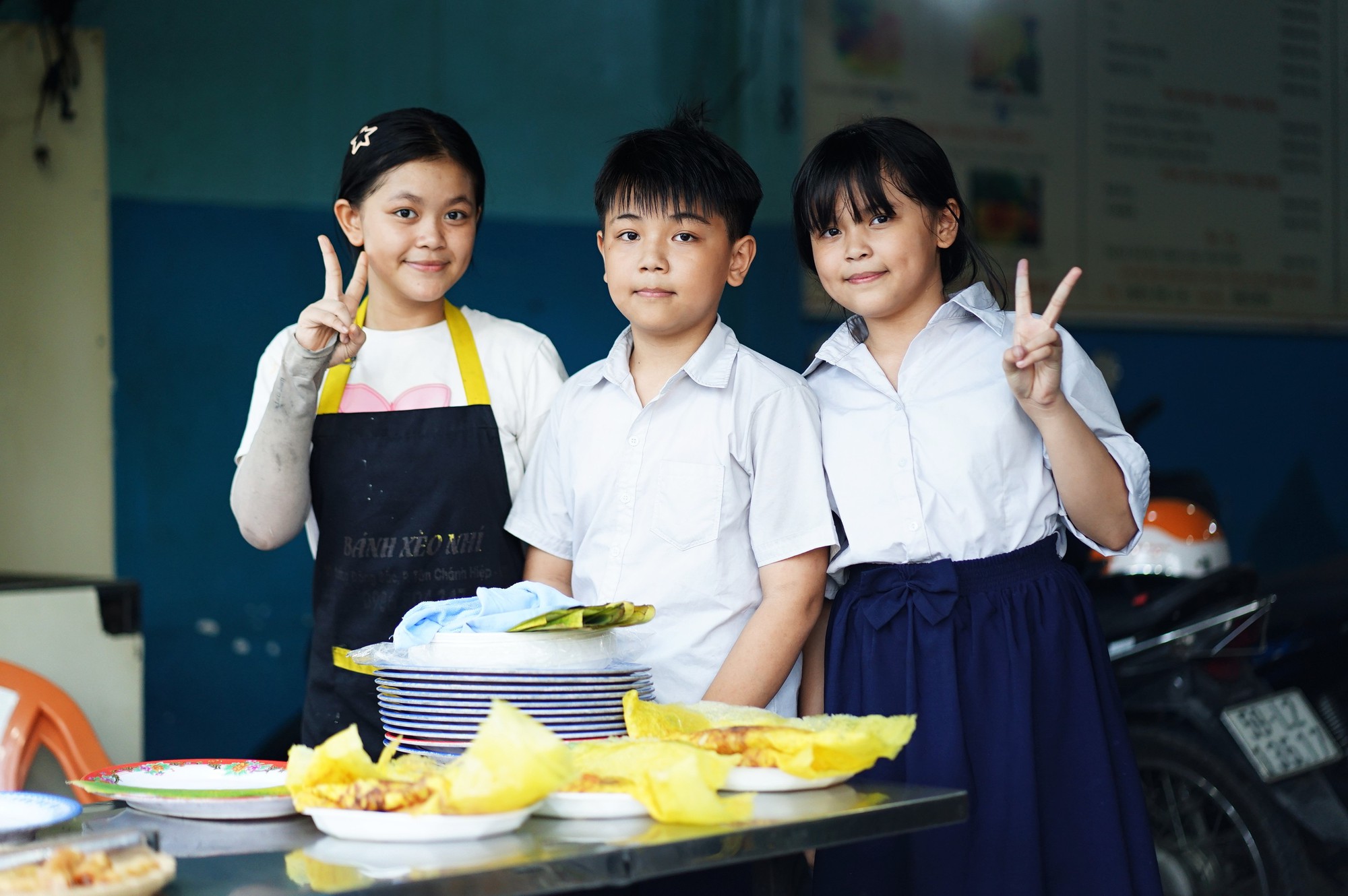 C&ocirc; b&eacute; nghỉ học b&aacute;n b&aacute;nh x&egrave;o để nu&ocirc;i em v&agrave; ước mơ x&acirc;y nh&agrave; cho &ocirc;ng b&agrave; - Ảnh 7.