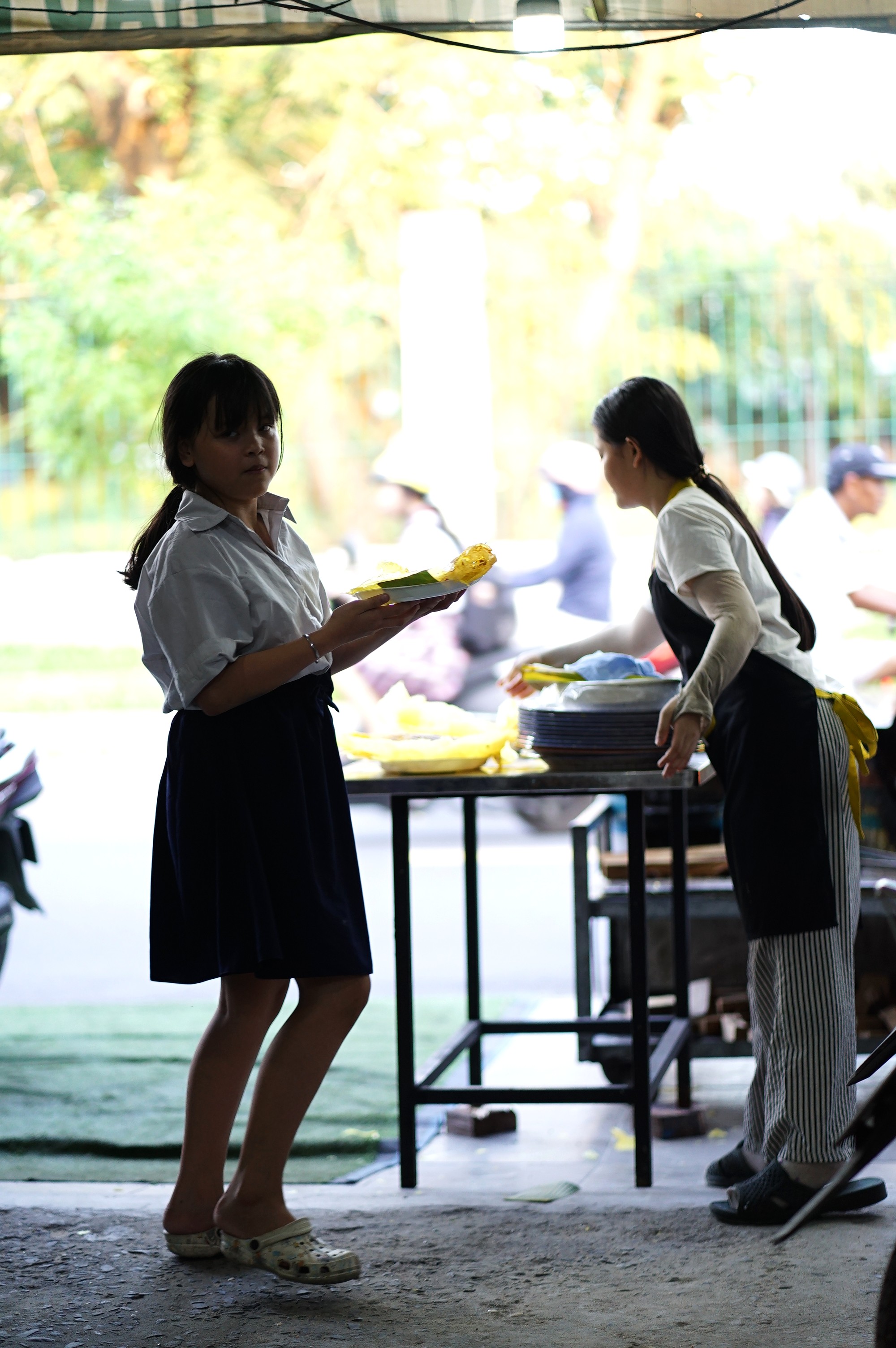 C&ocirc; b&eacute; nghỉ học b&aacute;n b&aacute;nh x&egrave;o để nu&ocirc;i em v&agrave; ước mơ x&acirc;y nh&agrave; cho &ocirc;ng b&agrave; - Ảnh 5.
