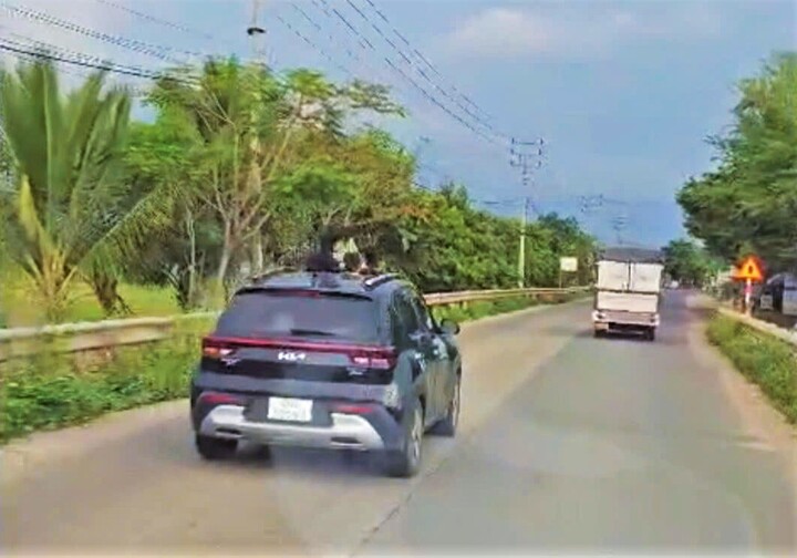 Đắk Lắk phạt người phụ nữ để trẻ em th&ograve; đầu ra cửa sổ &ocirc; t&ocirc; g&acirc;y nguy hiểm - Ảnh 1.