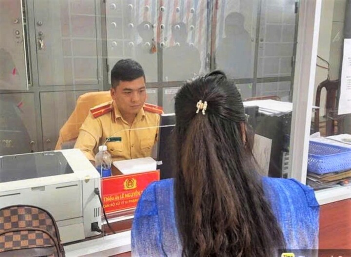 Đắk Lắk phạt người phụ nữ để trẻ em th&ograve; đầu ra cửa sổ &ocirc; t&ocirc; g&acirc;y nguy hiểm - Ảnh 2.