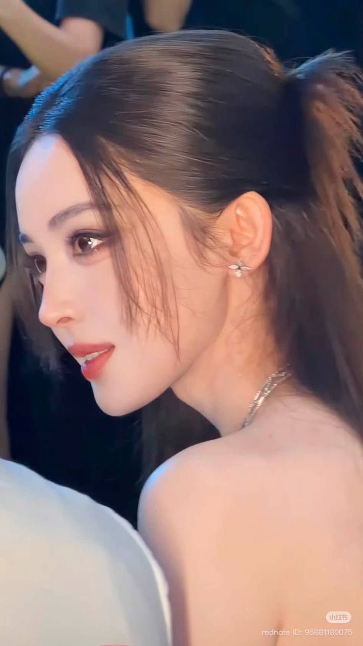 Đệ nhất mỹ nh&acirc;n cởi khẩu trang nổi bật nhất s&acirc;n bay, mặc đơn giản vẫn được khen sang- Ảnh 3.