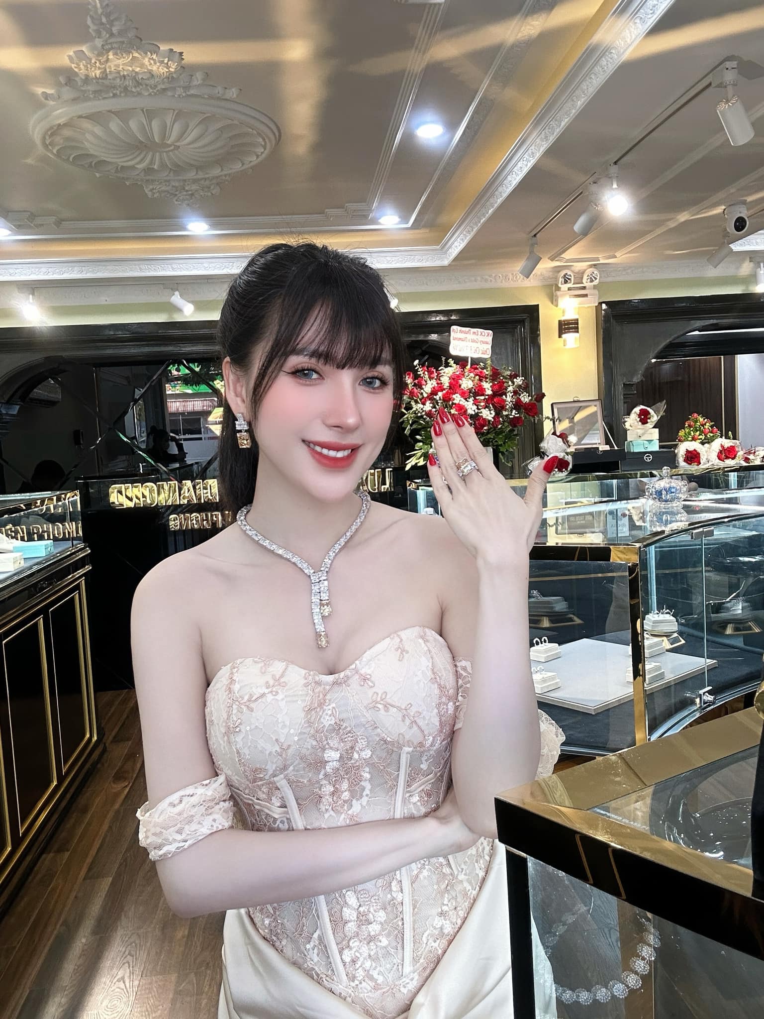 Cuộc sống xa hoa của Ng&acirc;n Collagen trong l&acirc;u đ&agrave;i 1 . 000 M2 ở miền t&acirc;y - Ảnh 8.