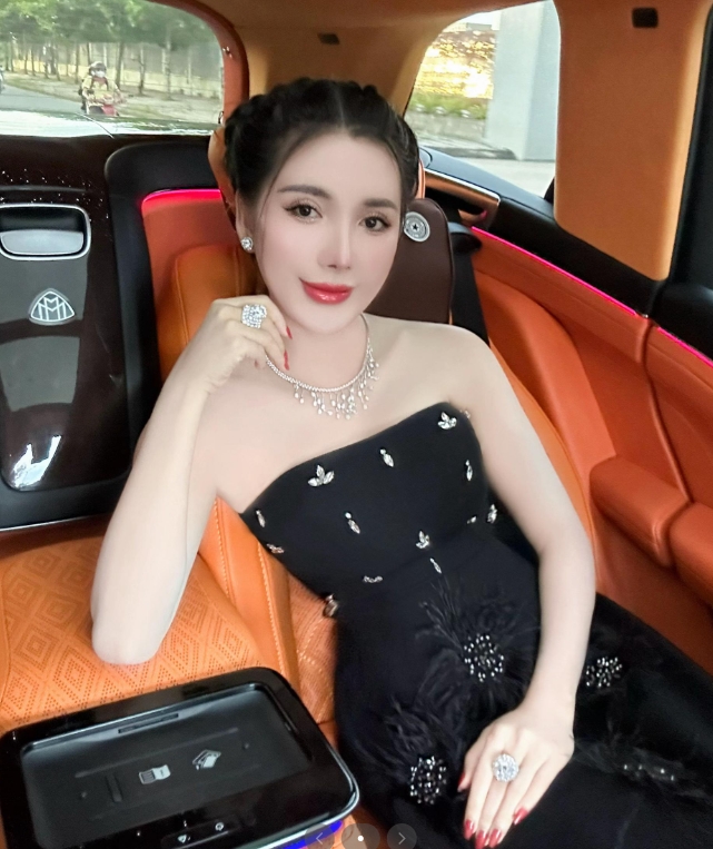 Cuộc sống xa hoa của Ng&acirc;n Collagen trong l&acirc;u đ&agrave;i 1 . 000 M2 ở miền t&acirc;y - Ảnh 1.