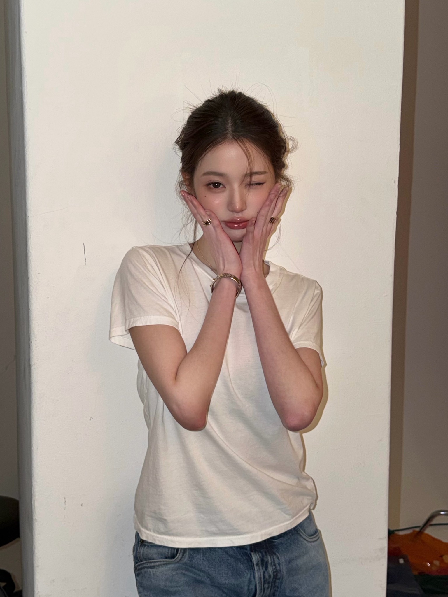 Jang Won Young l&agrave; minh chứng: &Aacute;o ph&ocirc;ng trắng m&atilde;i đỉnh, diện đơn giản vẫn sang xịn hết cỡ - Ảnh 3.