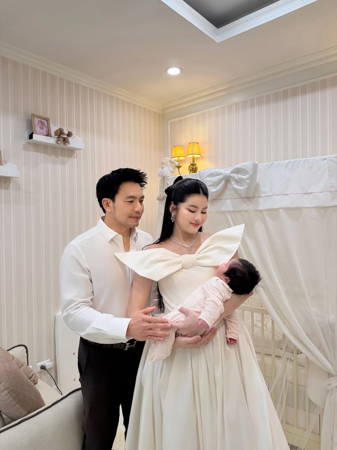 B&aacute;c sĩ thẩm mỹ v&agrave; hot girl Aon Somrutai: Cuộc sống xa hoa , chờ đ&oacute;n con đầu l&ograve;ng năm 2025 - Ảnh 7.