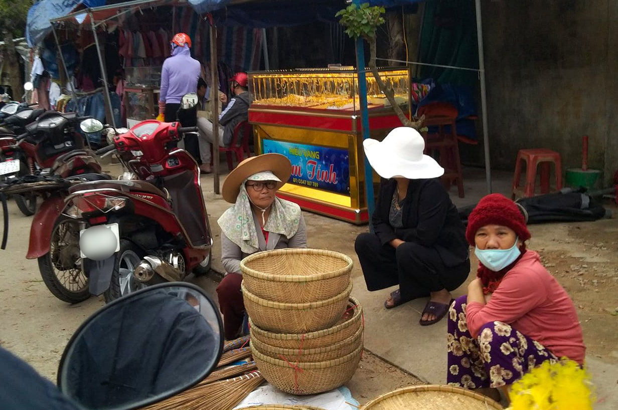 Tiệm v&agrave;ng Độc lạ giữa chợ L&yacute; Sơn kh&ocirc;ng sợ trộm , chủ tiệm chia sẻ l&yacute; do - Ảnh 2.