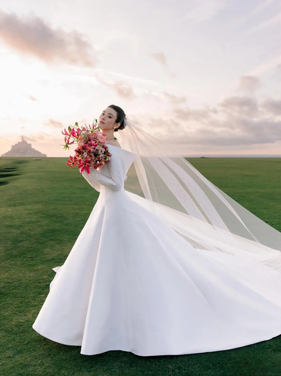 Hoa cưới Hề Mộng Dao v&agrave; &yacute; nghĩa đằng sau b&oacute; hoa đắt gi&aacute; hơn v&aacute;y Dior - Ảnh 1.