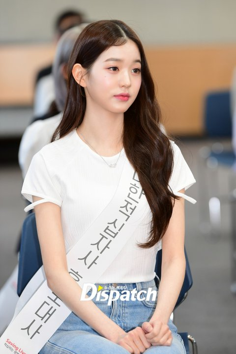 Jang Won Young l&agrave; minh chứng: &Aacute;o ph&ocirc;ng trắng m&atilde;i đỉnh, diện đơn giản vẫn sang xịn hết cỡ - Ảnh 7.