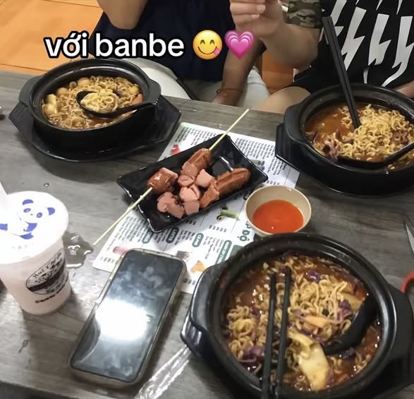 Nội dung 18+ lệch chuẩn tr&agrave;n ngập TikTok: Mối lo ngại của phụ huynh - Ảnh 2.