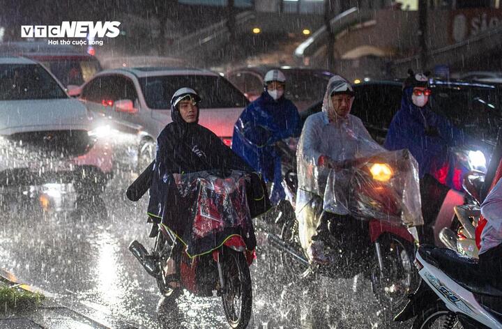 Miền Bắc hứng mưa lớn Chiều tối 4 / 6 tiềm ẩn nguy cơ thi&ecirc;n tai - Ảnh 1.