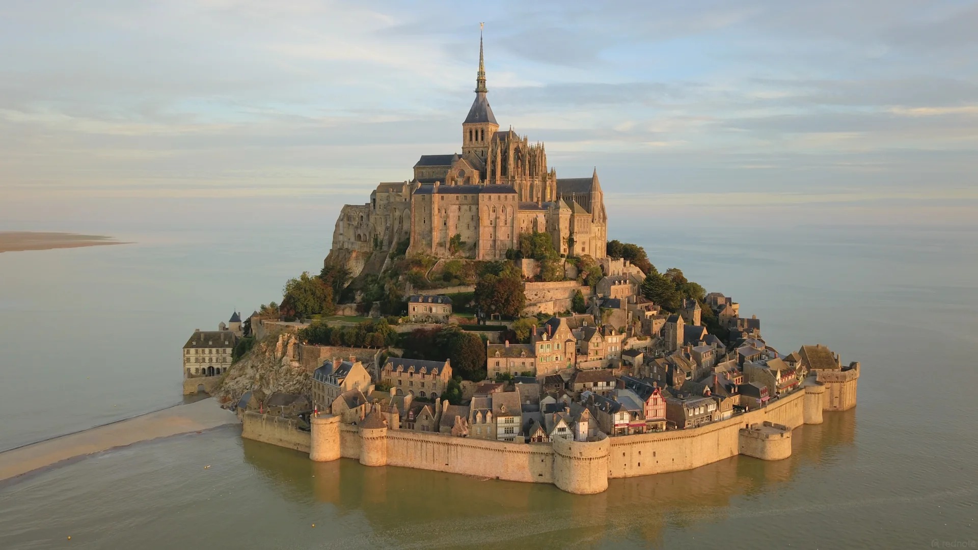 Kh&aacute;m ph&aacute; th&aacute;nh địa cưới trong mơ của n&agrave;ng d&acirc;u h&agrave;o m&ocirc;n Hề Mộng Dao: L&acirc;u đ&agrave;i nổi Mont Saint-Michel c&oacute; g&igrave; khiến giới si&ecirc;u gi&agrave;u khao kh&aacute;t? - Ảnh 1.