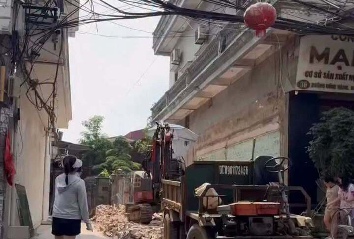 X&aacute;c minh clip người đ&agrave;n &ocirc;ng xịt nước v&agrave;o thợ th&aacute;o dỡ c&ocirc;ng tr&igrave;nh tại T&acirc;y Phương - Ảnh 2.