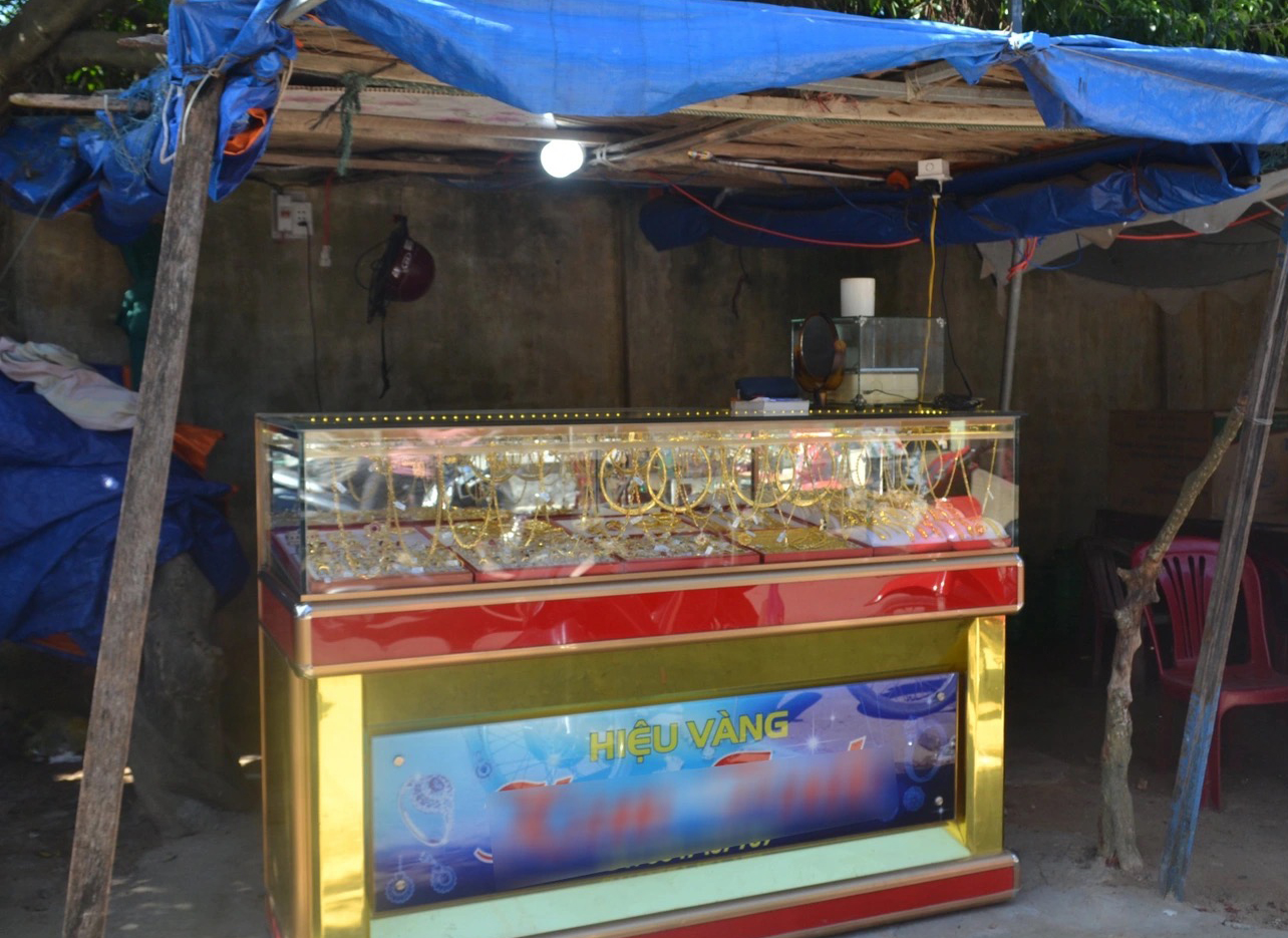 Tiệm v&agrave;ng Độc lạ giữa chợ L&yacute; Sơn kh&ocirc;ng sợ trộm , chủ tiệm chia sẻ l&yacute; do - Ảnh 1.