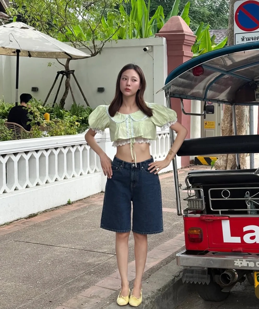Kiểu &aacute;o khiến quần jeans đơn giản cũng trở n&ecirc;n đ&aacute;ng y&ecirc;u hơn gấp bội- Ảnh 12.