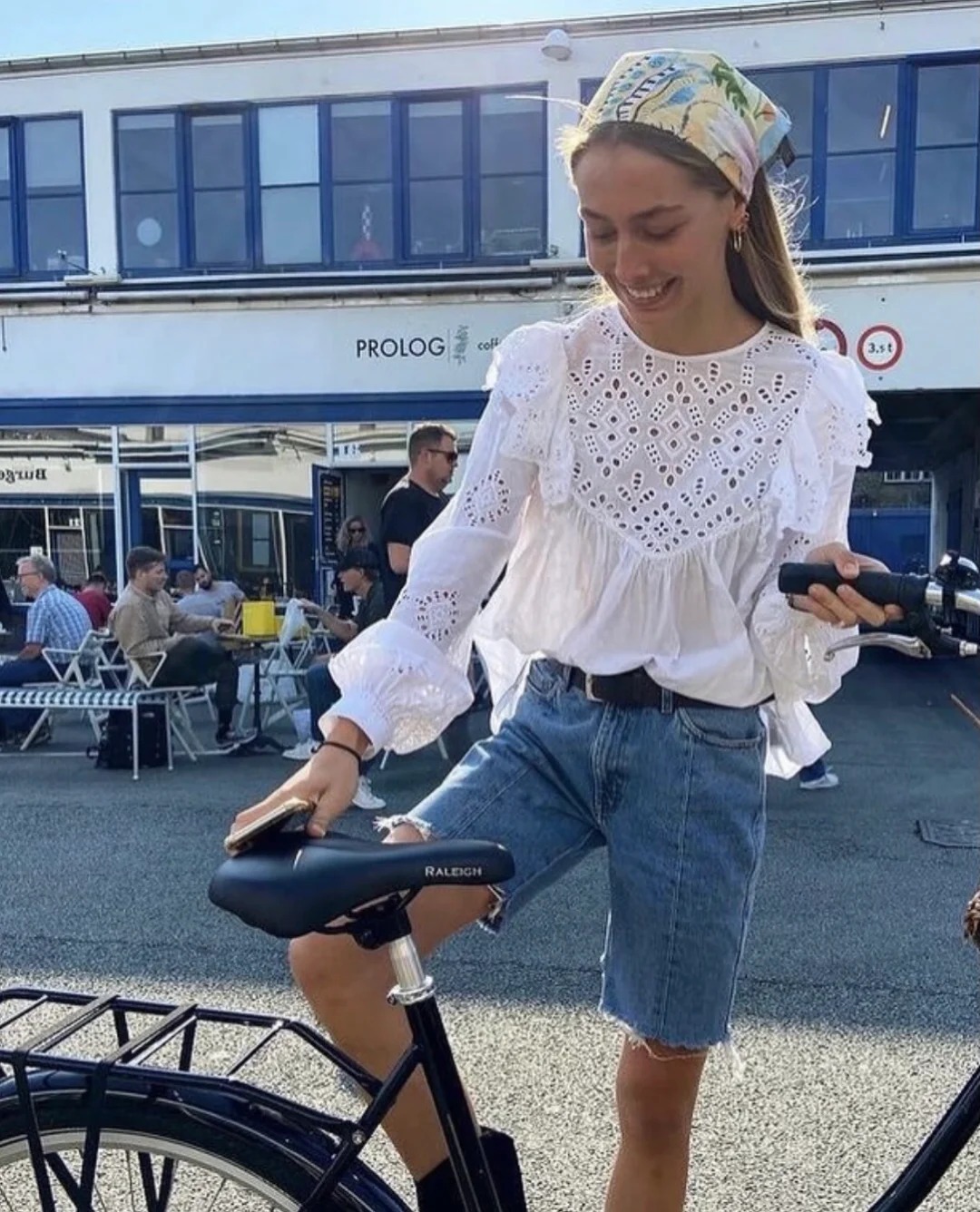 Kiểu &aacute;o khiến quần jeans đơn giản cũng trở n&ecirc;n đ&aacute;ng y&ecirc;u hơn gấp bội- Ảnh 9.