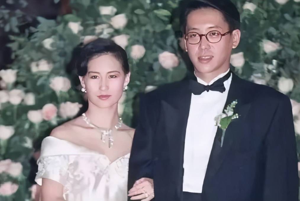 Đ&aacute;m cưới thế kỷ 1991 của H&agrave; Si&ecirc;u Quỳnh v&agrave; Hứa Tấn Hanh: Lễ kỷ niệm lộng lẫy tại Hong Kong - Ảnh 1.