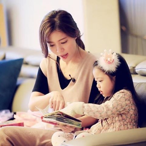 Hầu hết những đứa trẻ lớn lên có khả năng giao tiếp tốt đều được nuôi dạy trong môi trường như thế này - Ảnh 1.