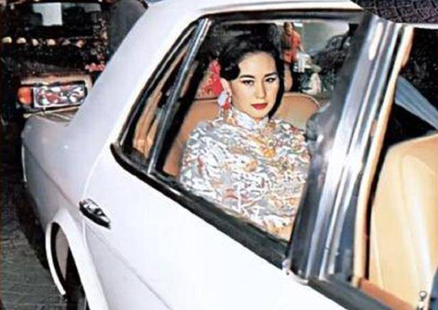 Đ&aacute;m cưới thế kỷ 1991 của H&agrave; Si&ecirc;u Quỳnh v&agrave; Hứa Tấn Hanh: Lễ kỷ niệm lộng lẫy tại Hong Kong - Ảnh 5.