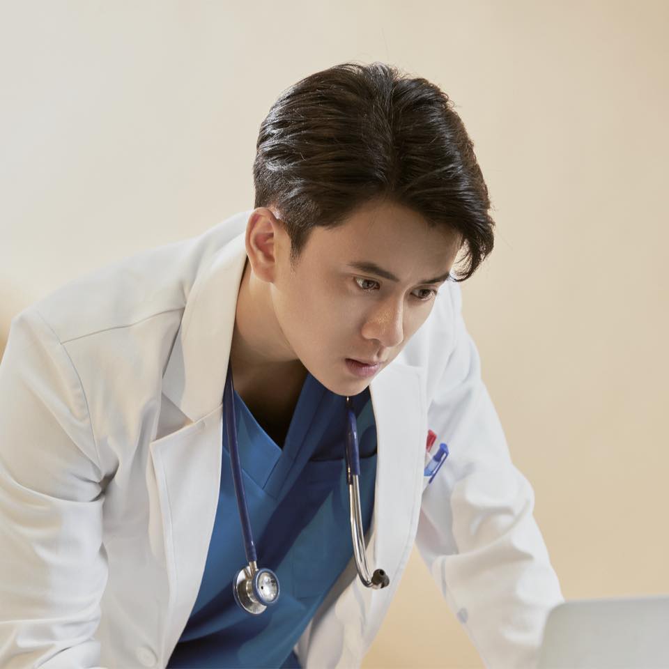 B&aacute;c sĩ cao 1m80 đẹp trai g&acirc;y sốt tr&ecirc;n fanpage Th&ocirc;ng tin Ch&iacute;nh phủ - Ảnh 3.