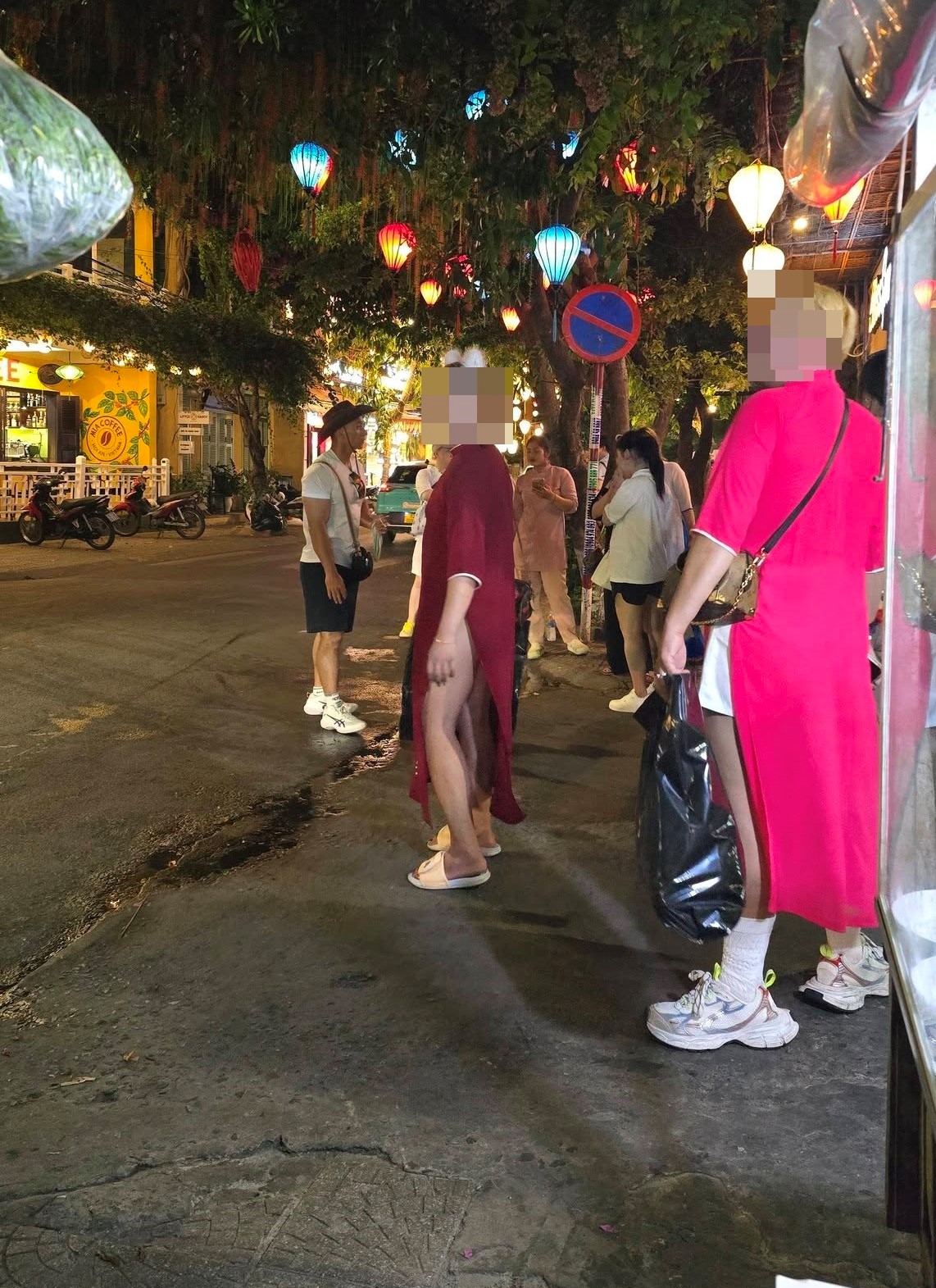 Du kh&aacute;ch nước ng&ograve;ai mặc &aacute;o d&agrave;i phối bikini phản cảm tại Hội An - Ảnh 1.