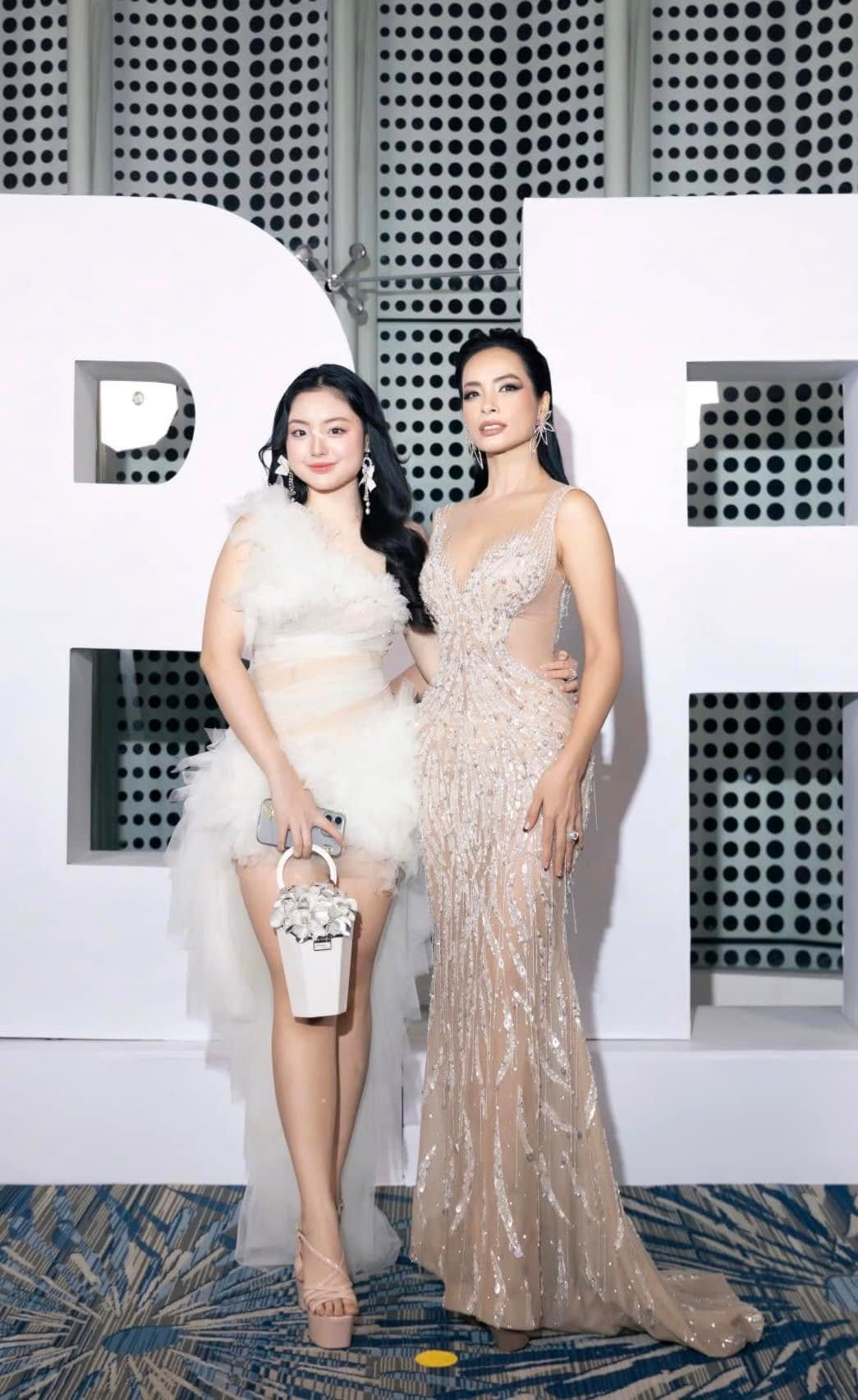 Con g&aacute;i Thu&yacute; Hạnh - Minh Khang lột x&aacute;c sau 12 năm: 