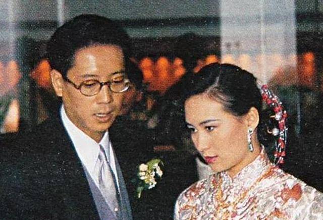 Đ&aacute;m cưới thế kỷ 1991 của H&agrave; Si&ecirc;u Quỳnh v&agrave; Hứa Tấn Hanh: Lễ kỷ niệm lộng lẫy tại Hong Kong - Ảnh 4.