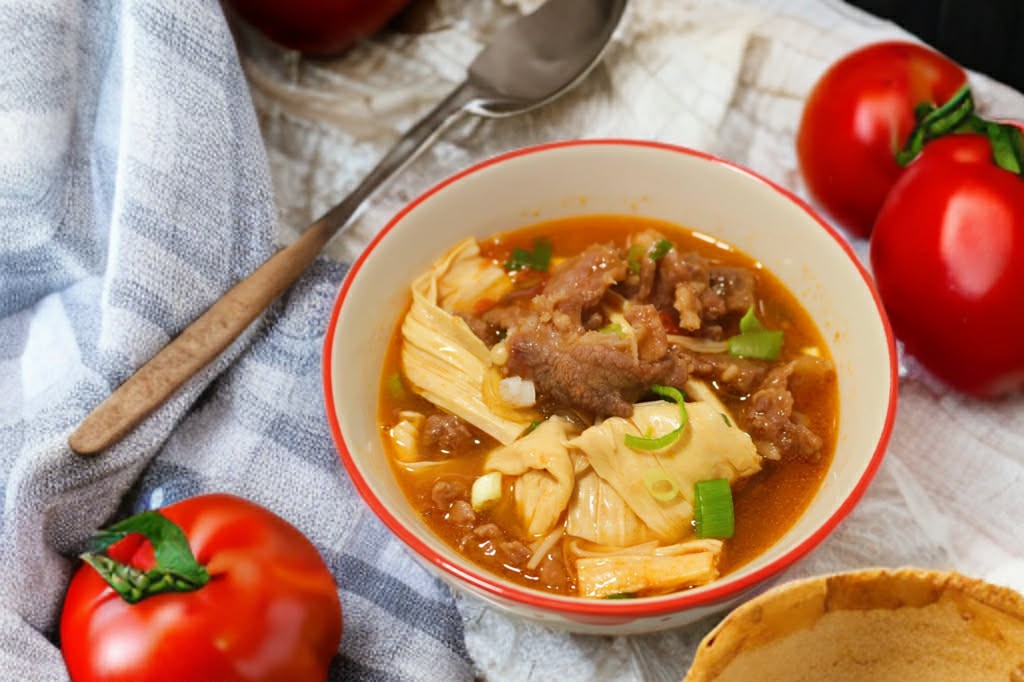 Mẹ t&ocirc;i thường nấu m&oacute;n n&agrave;y v&agrave;i lần mỗi tuần m&ugrave;a h&egrave; l&agrave; nấu tất cả mọi thứ trong một nồi &ndash; c&oacute; thịt, rau củ, v&agrave; ngay cả nước d&ugrave;ng cũng rất ngon - Ảnh 1.