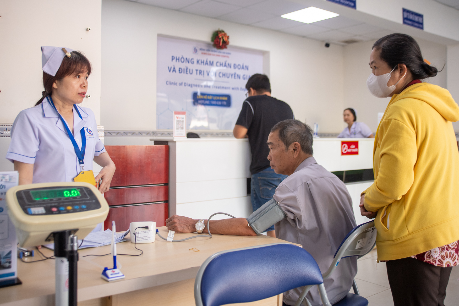 Kh&aacute;m chữa bệnh ng&agrave;y nghỉ c&oacute; được hưởng BHYT? - Ảnh 1.