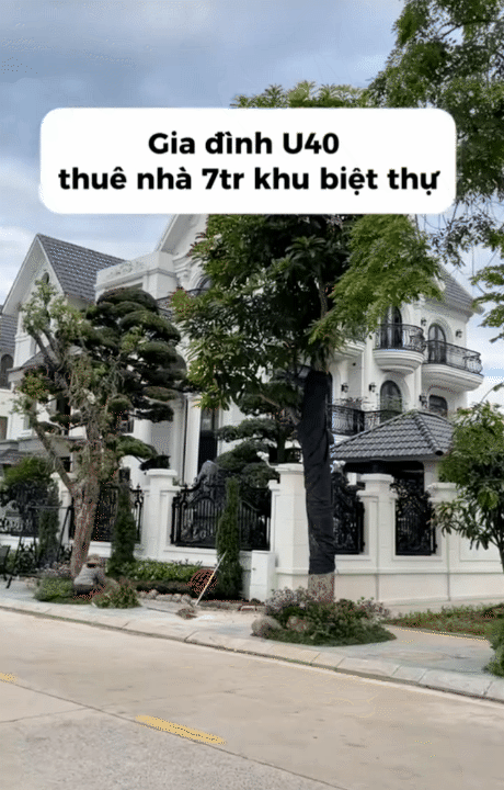 Vợ chồng U40 thuê nhà trong khu biệt thự vài chục tỷ: 7 triệu/tháng, có sân cho con chạy nhảy, ô tô hay xe máy để thoải mái không mất tiền - Ảnh 1.