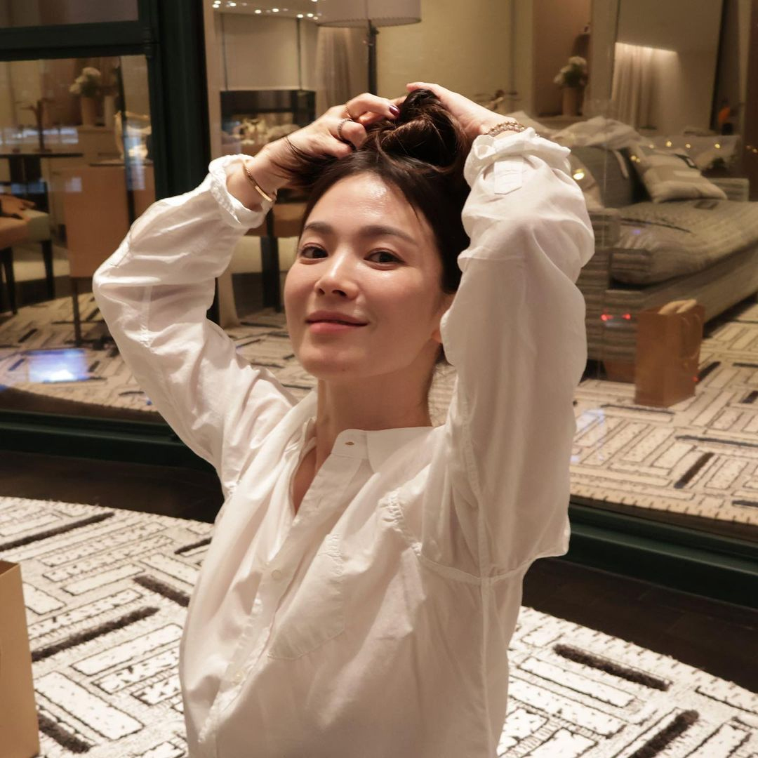 Song Hye Kyo khoe trọn l&agrave;n da tuổi 45 mọng collagen dưới bể bơi đầy nắng: Chăm uống 3 loại nước 
