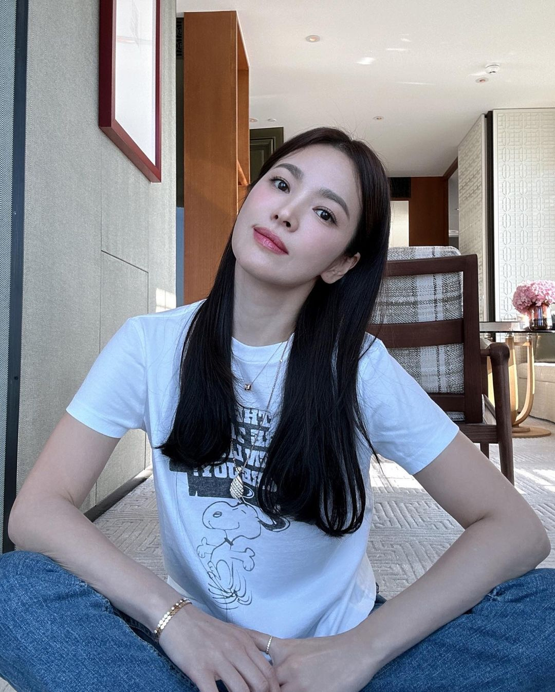 Song Hye Kyo khoe trọn l&agrave;n da tuổi 45 mọng collagen dưới bể bơi đầy nắng: Chăm uống 3 loại nước 