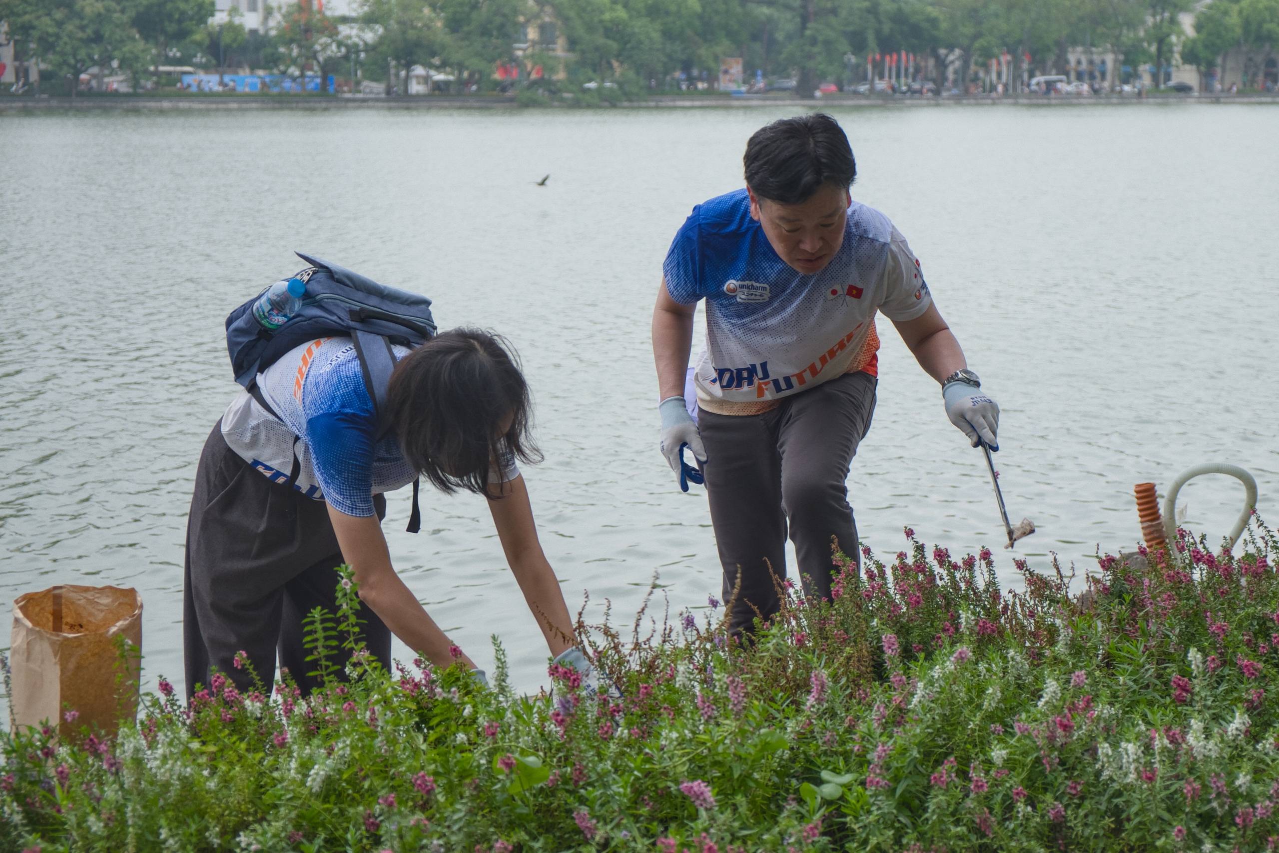 Hàng trăm cán bộ, nhân viên Diana Unicharm xuống phố dọn dẹp, hưởng ứng Ngày môi trường thế giới 2026 - Ảnh 1.